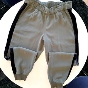 Lululemon On the Fly Jogger, Velvet trim (Dark Olive/Black)